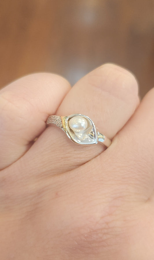 Sterling silver pearl ring with gold accent