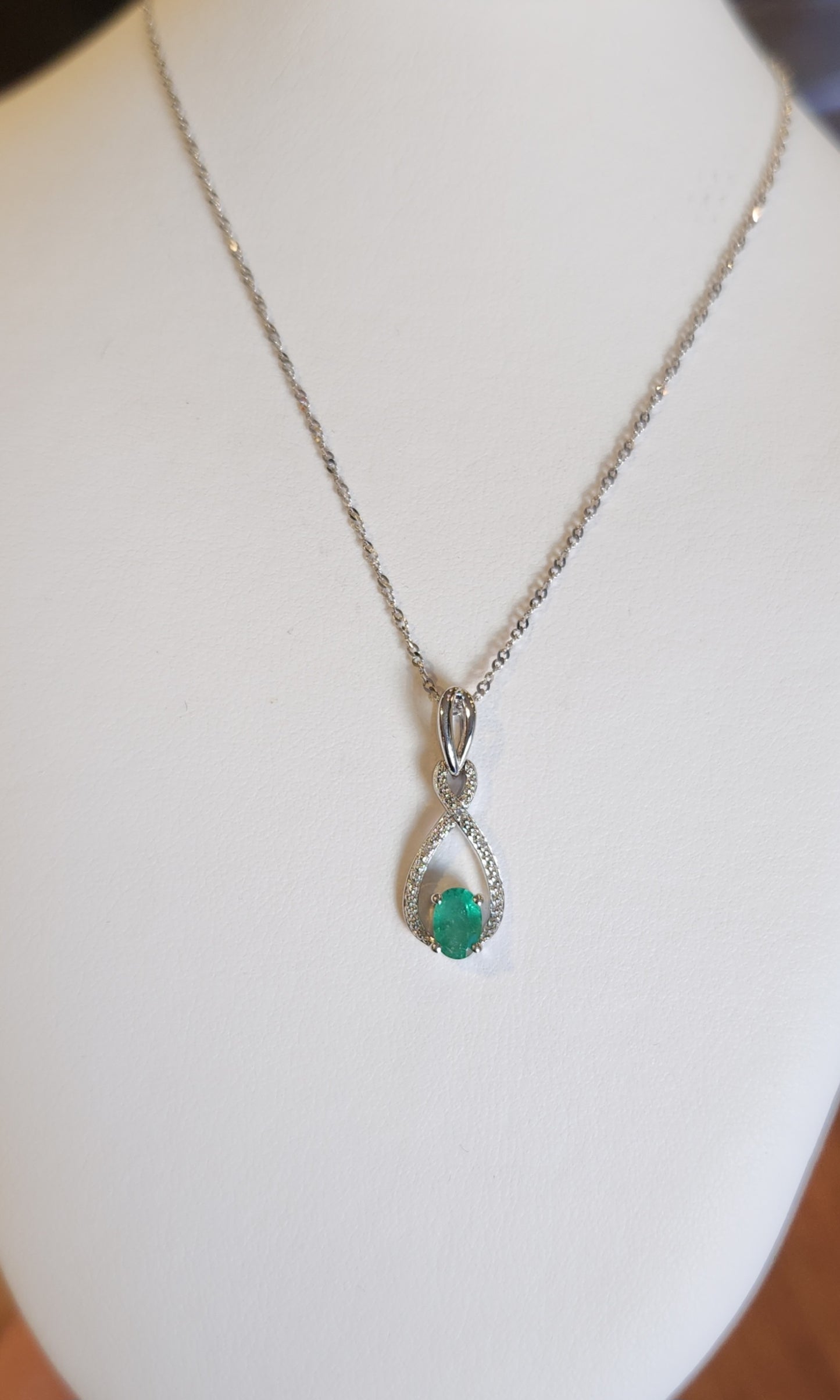 Sterling silver emerald fashion pendant