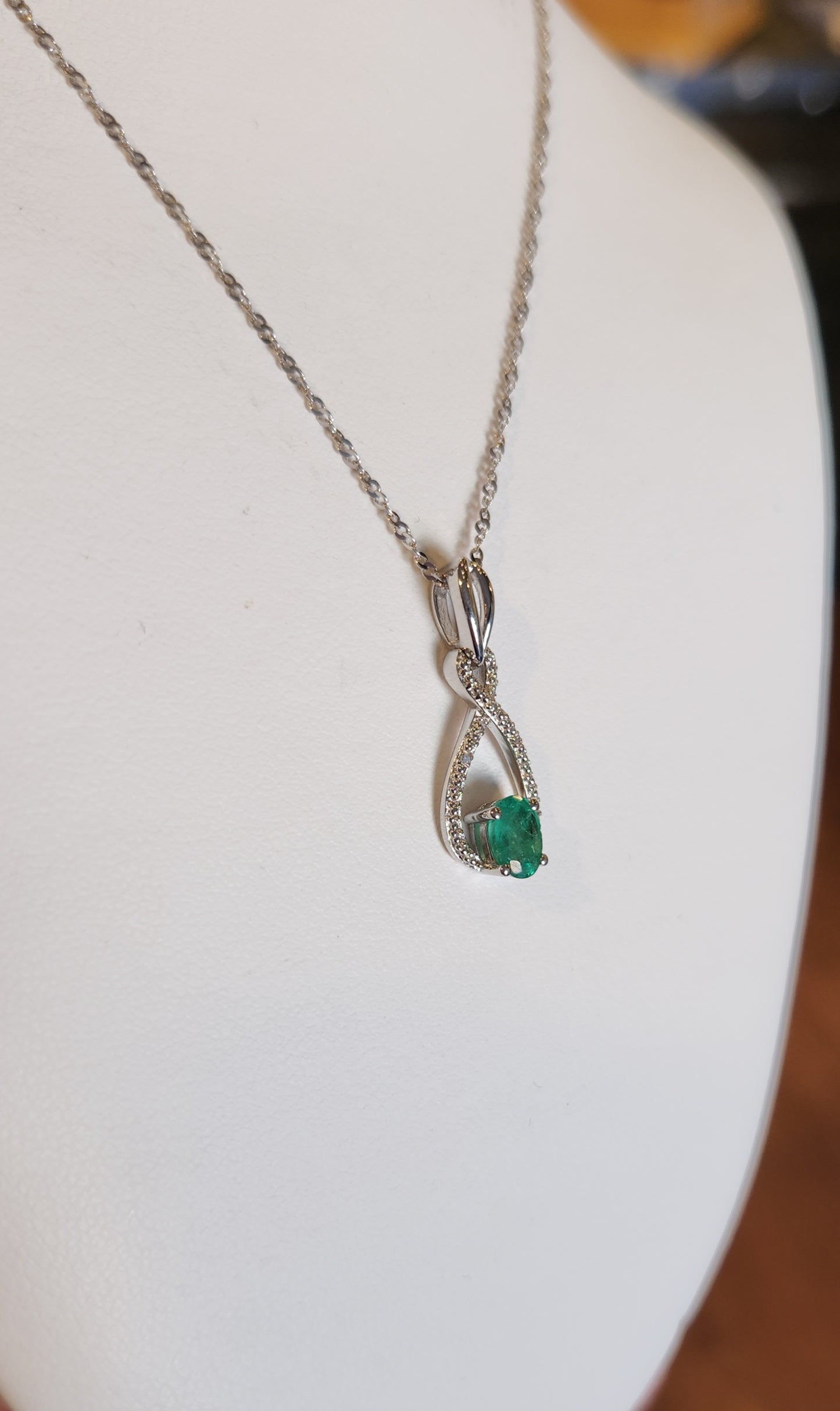 Sterling silver emerald fashion pendant